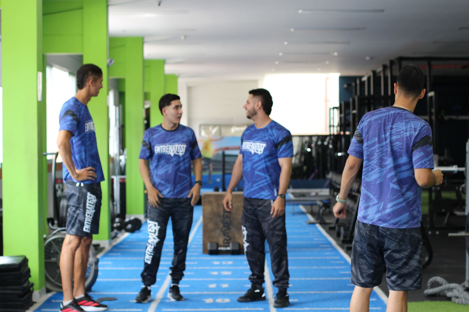 Instalaciones de Entrenatest: pista de 30 metros y zona de fuerza